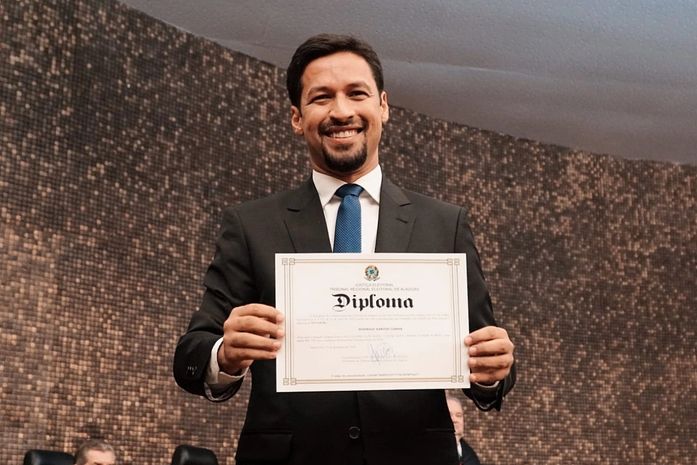 Durante diplomação, Rodrigo Cunha relembra sua trajetória e diz que encontrou seu propósito de vida