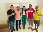 Cícero Cavalcante aparece da camisa rosa ladeado de Márcia e vereadores de sua base de apoio
