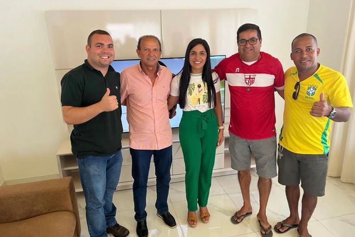 Cícero Cavalcante aparece da camisa rosa ladeado de Márcia e vereadores de sua base de apoio