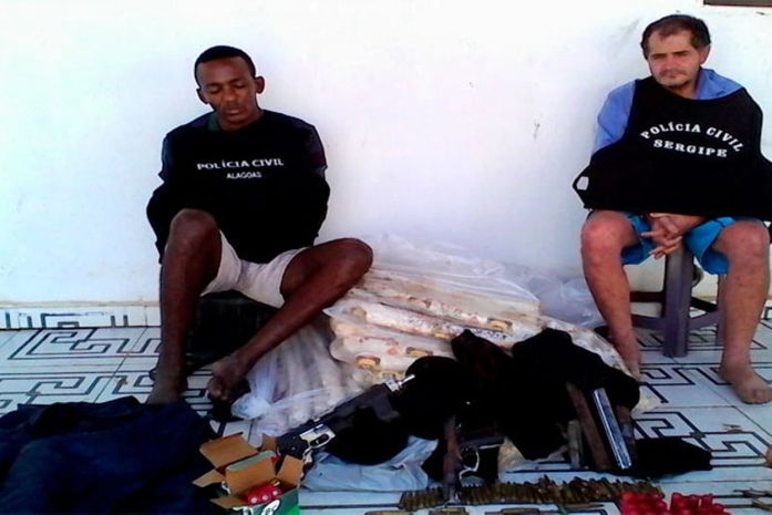 Homens são presos com 89 bananas de dinamite, armas e munições