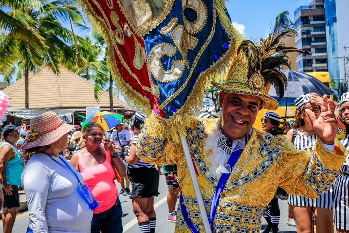 Porta estandarte do Vulcão abriu desfile e conduziu os foliões com muita animação.