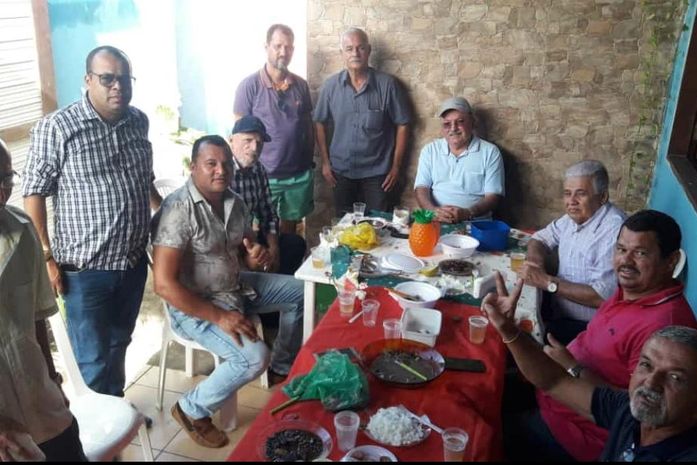 Oziel Barros e Carlos Alberto Canuto (ambos de boné) numa festa aperitivada com política