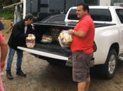 Prefeito Haroldo entregando cestas básicas às famílias afetadas pelas fortes chuvas no município