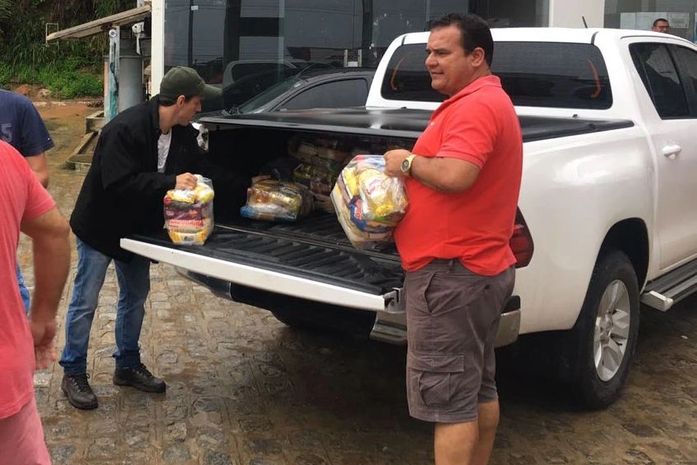 Prefeito Haroldo entregando cestas básicas às famílias afetadas pelas fortes chuvas no município