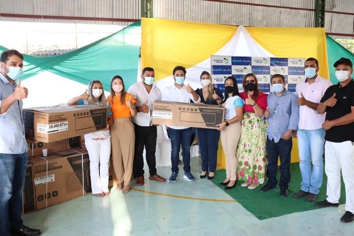 Câmara prestigia entrega de ônibus escolar, aparelhos de ar-condicionado e fardamentos em Santana do Mundaú