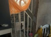 Pai é preso por manter filho com deficiência intelectual trancado em casa insalubre em AL