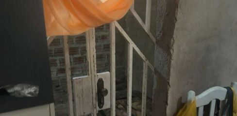 Pai é preso por manter filho com deficiência intelectual trancado em casa insalubre em AL