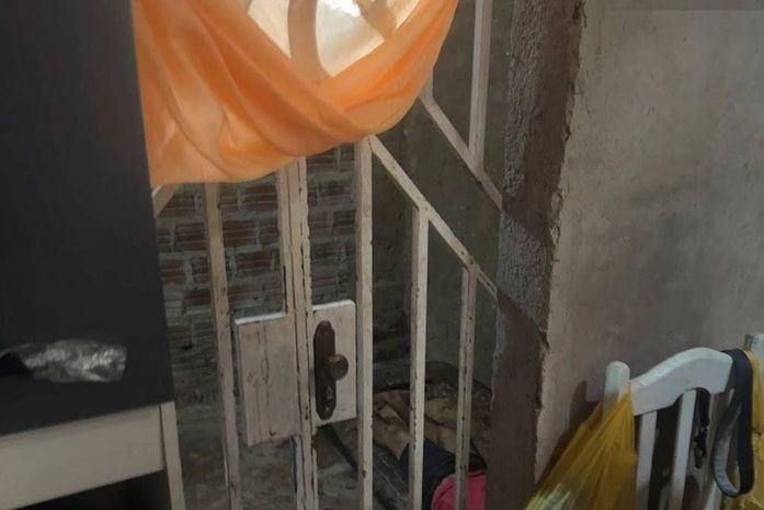 Pai é preso por manter filho com deficiência intelectual trancado em casa insalubre em AL