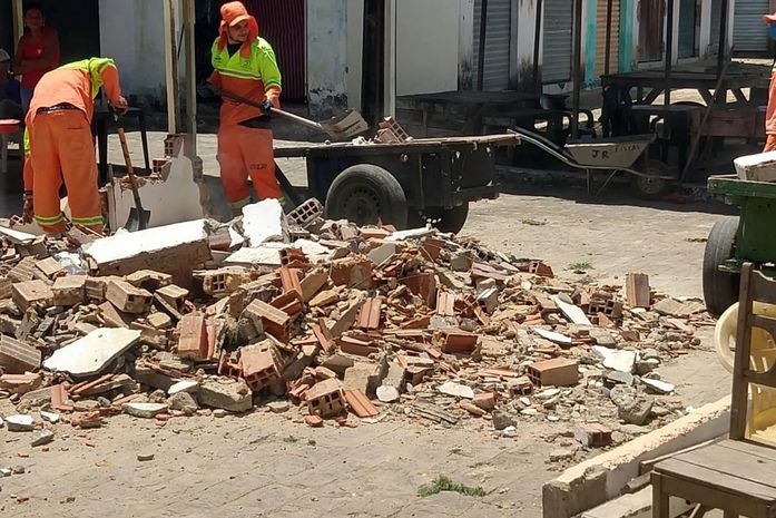 Barracas em situação irregular e em estado precário são retiradas na feirinha do Tabuleiro