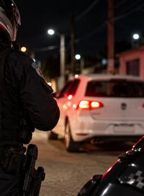 Motorista foge de abordagem, troca tiros com a polícia, vai para a Unidade de Emergência e termina preso