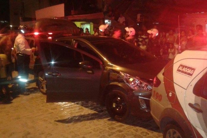 Carros foram atingidos durante a fuga, segundo PM