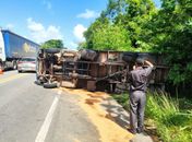 Homem fica ferido após caminhão tombar em acidente na BR-316