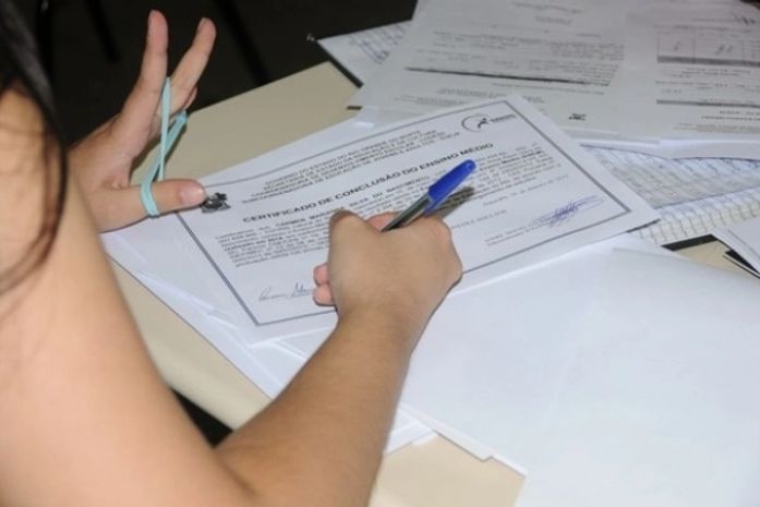 Instituições de ensino não podem cobrar primeira via do histórico escolar, diz Procon