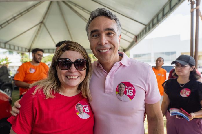 Rafael Brito e Gaby Ronalsa realizam adesivaço em Jacarecica