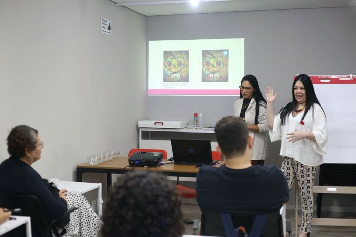 Roda de conversa e oficina de aquarela estimulam criatividade e força feminina