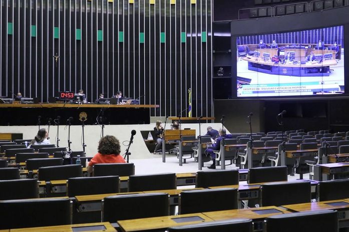 Deputados seguem votação de destaques ao texto-base