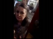 Após ser proibida de entrar em bar, mulher lambe a porta do local e é presa