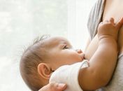 Leite materno de mães vacinadas tem anticorpos contra a Covid-19, mostra estudo