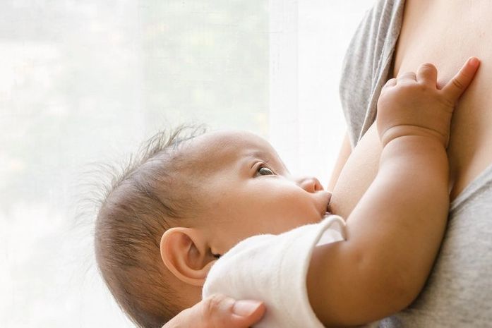 Leite materno de mães vacinadas tem anticorpos contra a Covid-19, mostra estudo