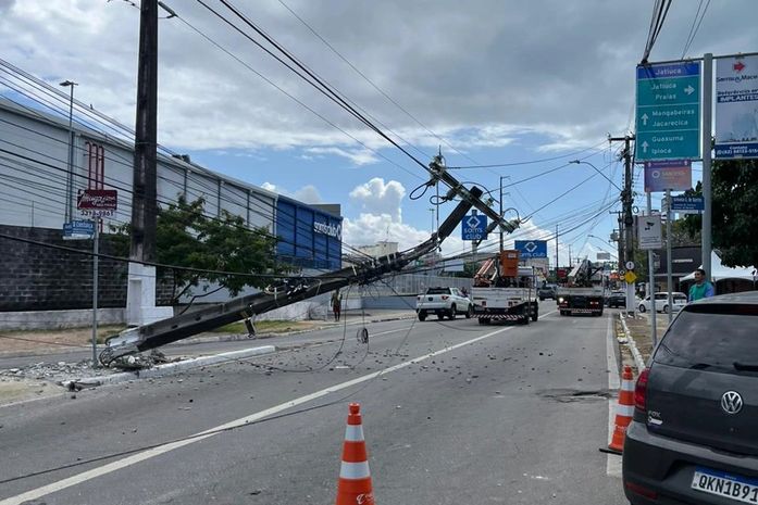 Vídeo: Carro fica destruído após colidir com poste na Jatiúca; Moradores estão sem energia