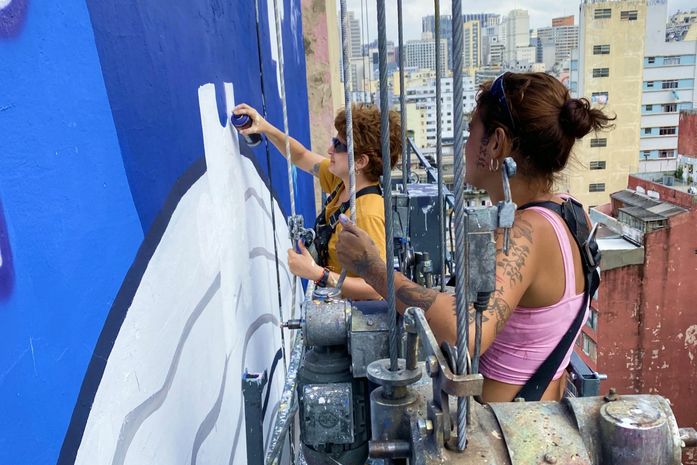 Em homenagem aos 120 anos de Nise da Silveira, artista cria mural gigante em prédio de São Paulo