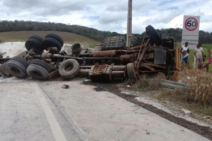 Colisão envolveu veículos pesados