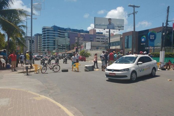 Ambulantes não cadastrados protestaram na Orla de Pajuçara