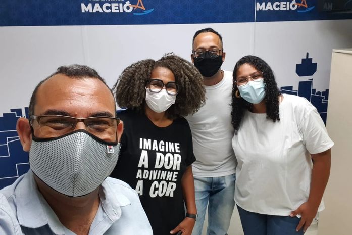 A gente pode marcar uma conversa para trocar ideias, Arísia Barros? - perguntou Fábio Rogério assessor de políticas da Prefeitura de Maceió. Eu disse que sim.