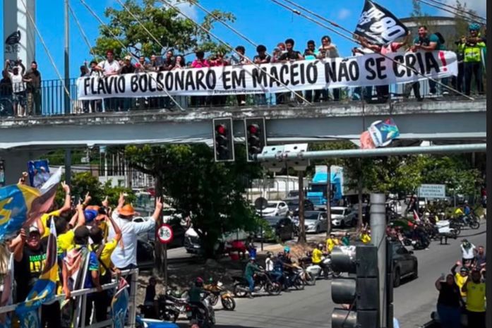 Fleming participa de protesto contra Flávio Bolsonaro (PL) e faz panfletagem na UFAL