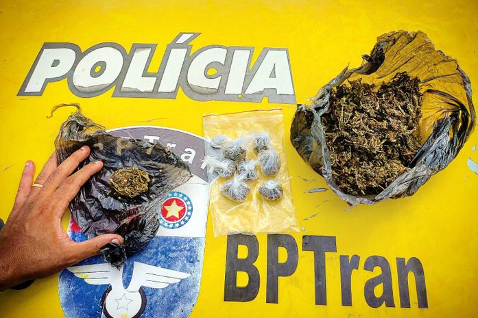 Homem usa auxílio emergencial para comprar e revender drogas e é preso no Prado