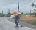 Motoqueiro é flagrado arrastando cachorro em moto e revolta moradores em Rio Largo