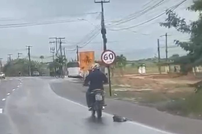 Motoqueiro é flagrado arrastando cachorro em moto e revolta moradores em Rio Largo