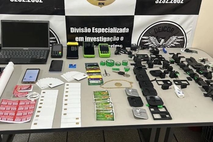 Objetos apreendidos com os criminosos