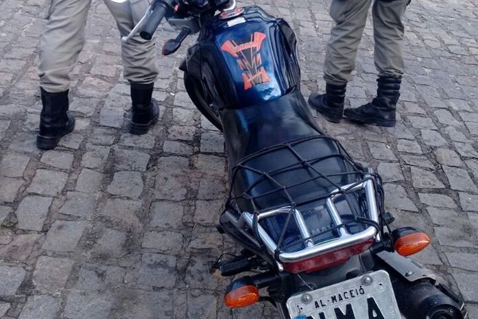 Dupla é detida como moto roubada na Via Expressa