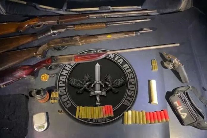 Suspeito de homicídio é preso com arsenal de armas em Japaratinga