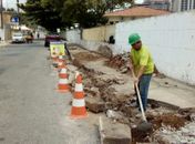 Equipes da Prefeitura trabalham na recuperação da calçada do PAM Salgadinho