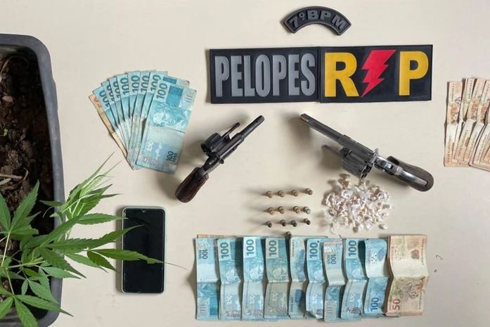Dois suspeitos são presos com pedras de crack, muda de maconha, revólveres e R$ 11,5 mil no Sertão de AL