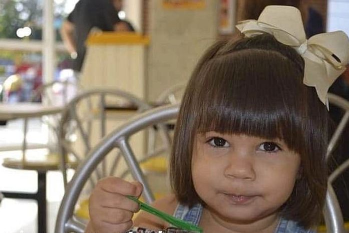 Larissa, de 2 anos, está desaparecida desde quinta-feira (27)