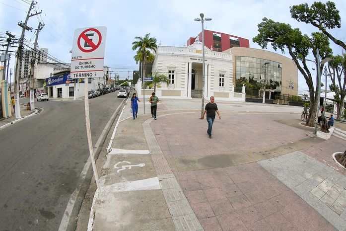 Praça Deodoro passa a ter ponto de parada para ônibus escolares e de turismo