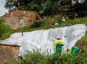 Equipes iniciam instalação de lonas em quatro regiões da capital