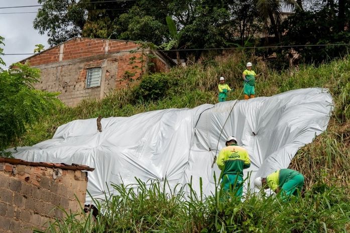 Equipes iniciam instalação de lonas em quatro regiões da capital