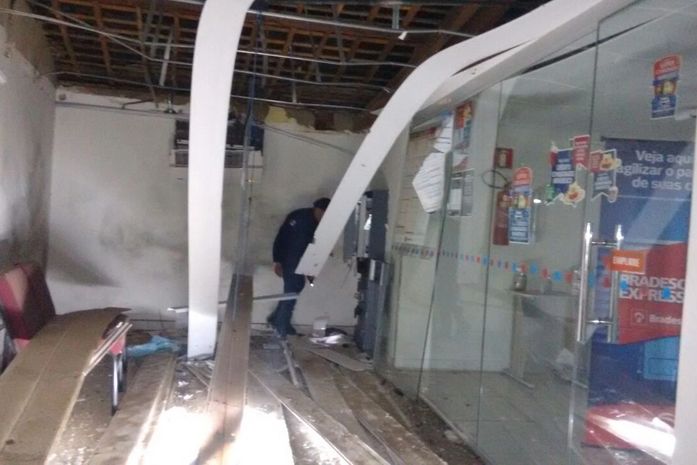 Bandidos invadem e explodem caixa eletrônico de agência bancária em Jaramataia