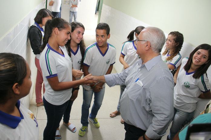 Teófilo entrega mais uma escola recuperada à população