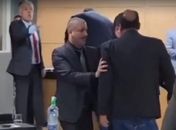 De dedo em riste José Carlinhos, enquanto outro vereador tenta segurar Fabiana Leão