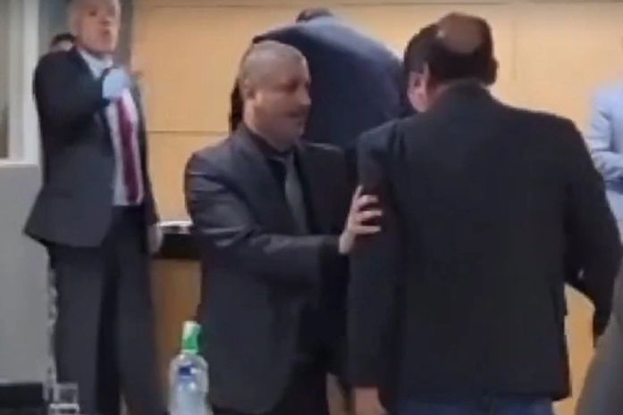 De dedo em riste José Carlinhos, enquanto outro vereador tenta segurar Fabiana Leão