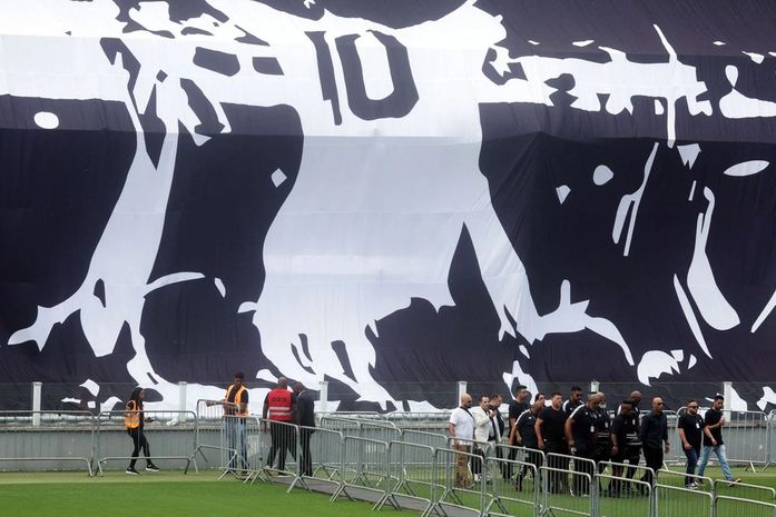Corpo do Rei Pelé começa a ser velado na Vila Belmiro