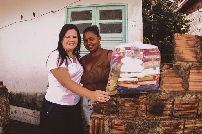 Prefeita Lívia Carla Leva Esperança e Amparo às Famílias Carentes: Entrega de Cestas Básicas na Ilha da Crôa, Sem Terra e Vila dos Pescadores