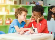 Especialistas avaliam os efeitos da discriminação na infância e o papel da escola na vida de crianças que sofrem preconceito