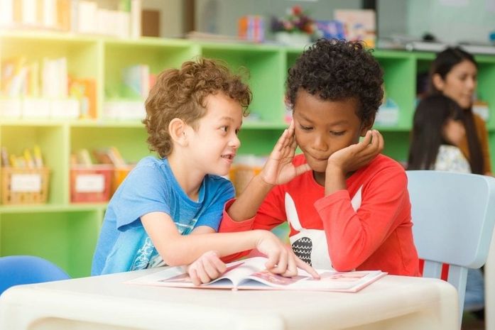 Especialistas avaliam os efeitos da discriminação na infância e o papel da escola na vida de crianças que sofrem preconceito