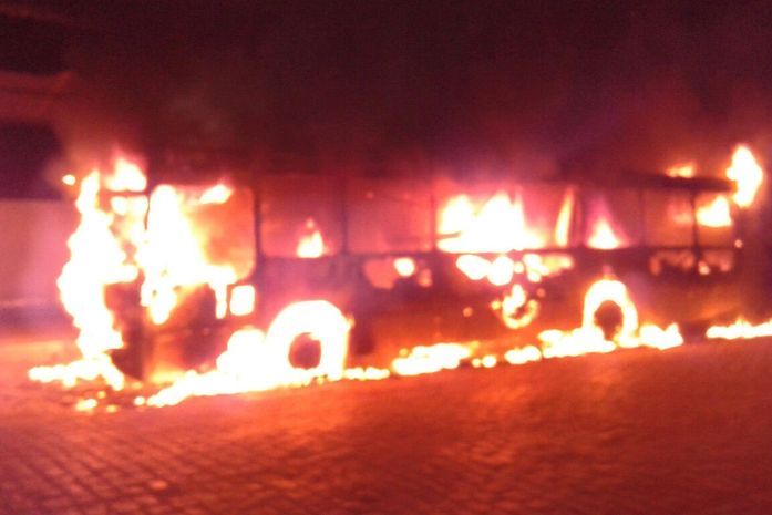 Terceiro ônibus é incendiado no Benedito Bentes; mais de 30 suspeitos dos ataques foram presos